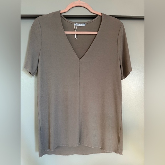 Zara Ribbed Taupe V-Neck Tee - Picture 2 of 5